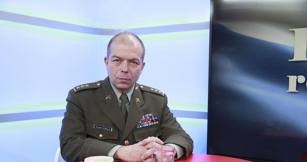Tvář české vojenské historie Stehlík má skončit. Babiš chce rozhodnutí ministerstva zvrátit