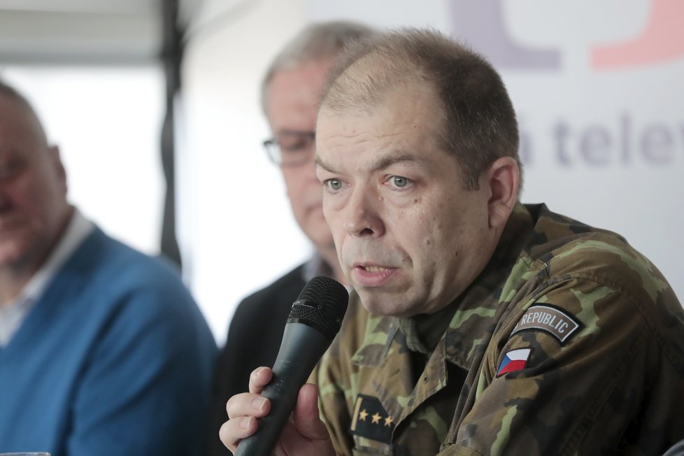 Předsedou Rady ÚSTRu je armádní historik Eduard Stehlík.