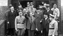 V britském tisku se objevily fotografie vévody z Windsoru a někdejšího krále Eduarda VIII., jak během neoficiální návštěvy Německa zdvihá ruku k nacistickému pozdravu