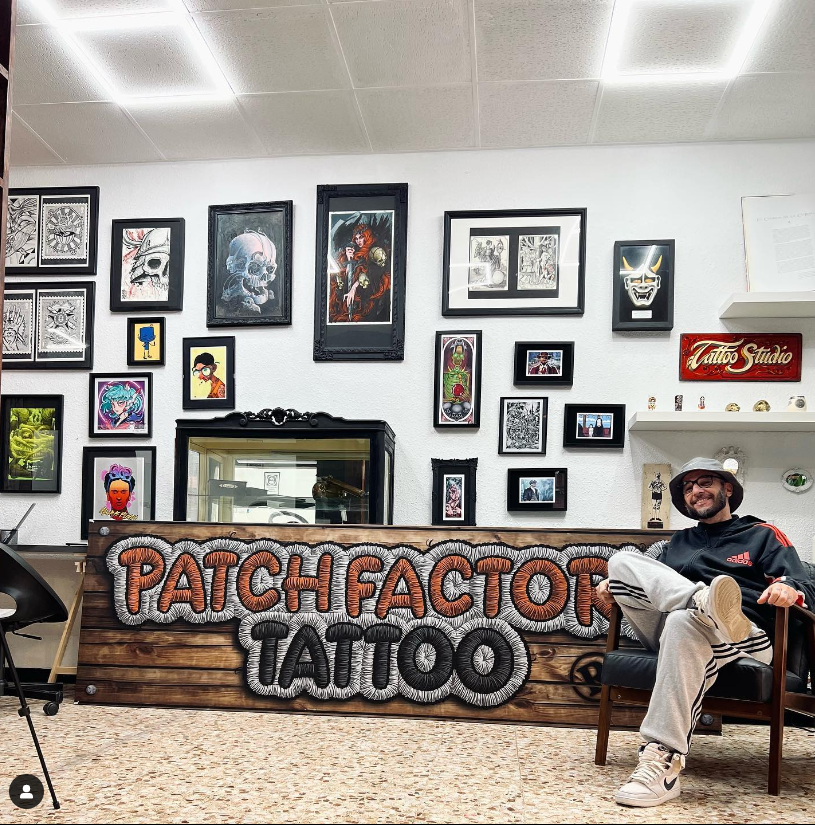 Eduardo Lozano vytváří ve svém tetovacím salonu hyperrealistická tetování, která vypadají jako výšivky. Vše vzniklo snahou vytvořit kreativní neopakovatelné tetování