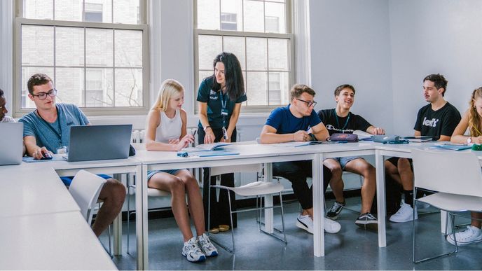Při jazykových pobytech v zahraničí se pro studenta cizí řeč stane přirozenější Při jazykových pobytech v zahraničí se pro studenta cizí řeč stane přirozenější