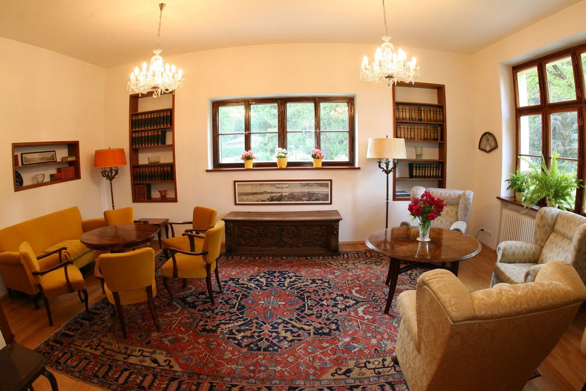 Obývací pokoj je zařízen ve stylu třicátých let.