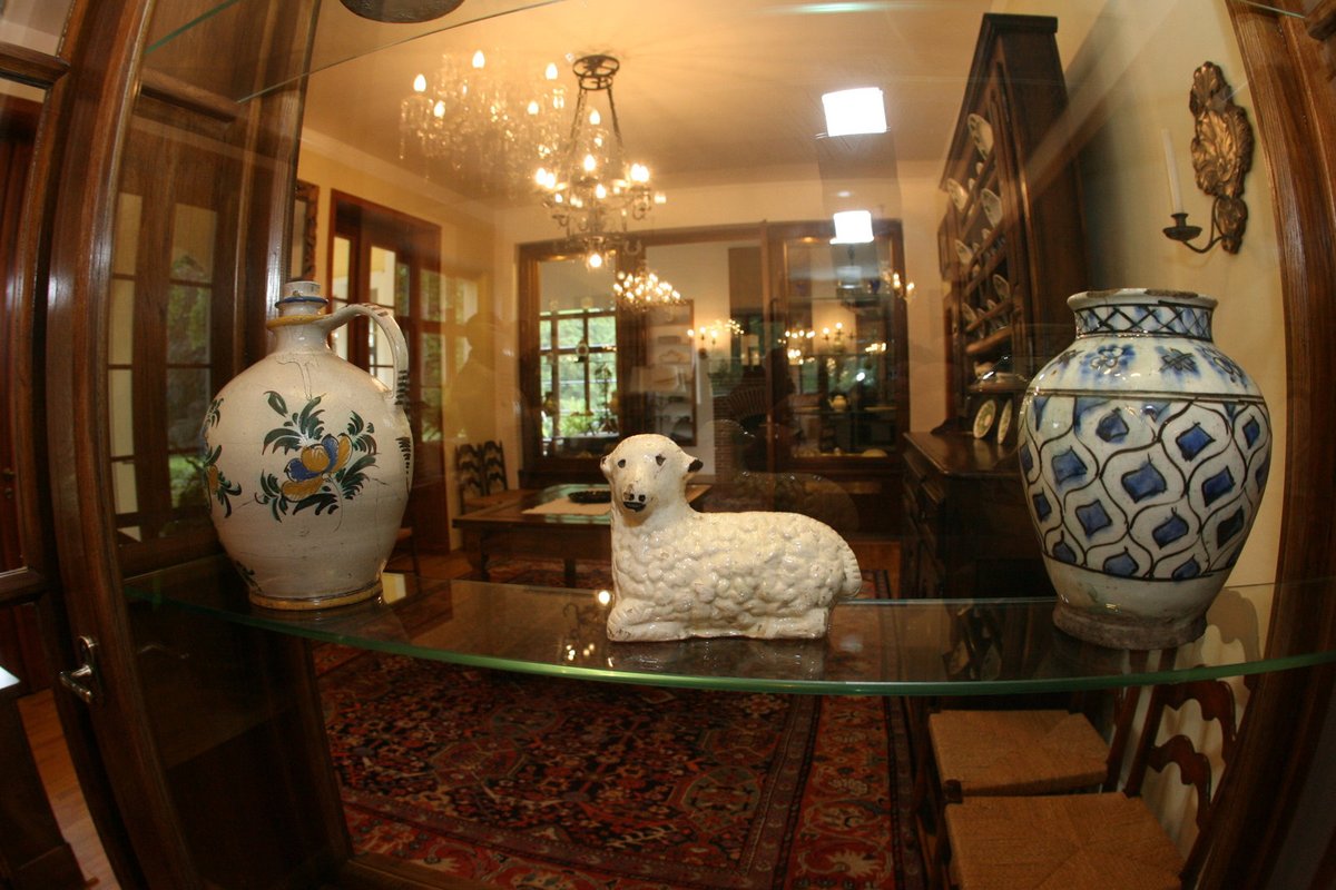 Dekorace a různé vázy a nádobí byly doménou paní Hany Benešové.