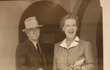 Manželé Benešovi před vchodem do vily 29. 4. 1948