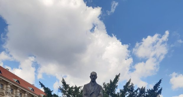 Podstavec sochy Edvarda Beneše na Loretánském náměstí někdo počmáral.