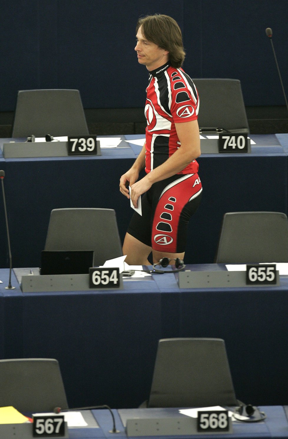 Na první zasedání europarlamentu v roce 2009 vyrazil Kožušník z Prahy na kole. V roce 2019 se chce do Bruselu vrátit, kandidovat bude za ODS.