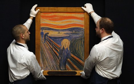 Zřízenci aukční síně Sotheby´s připevňují před dražbou Munchův Výkřik, obraz za 2,3 miliardy korun.