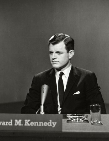 Hned na dvakrát utekl Ted Kennedy horbníkovi z lopaty.
