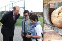 Princ Edward v Praze: Ocenil šikovné studenty a „pošmákl si“ na českém chlebu