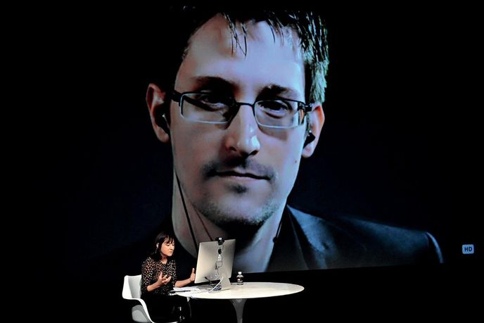 Edward Snowden sice v listopadu obdržel Stuttgartskou mírovou cenu od německé občanské iniciativy Die AnStifter, osobně převzít si ji ale kvůli ruskému exilu nemohl.