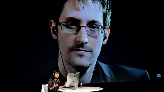 Edward Snowden sice v listopadu obdržel Stuttgartskou mírovou cenu od německé občanské iniciativy Die AnStifter, osobně převzít si ji ale kvůli ruskému exilu nemohl.