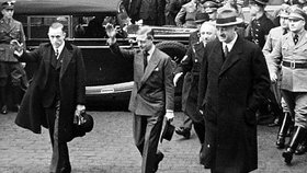 Edward VIII. hajluje při návštěvě nacistického vůdce Adolfa Hitlera.