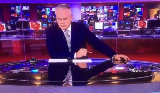 Trapas britské televize: Moderátor si v přímém přenosu čtyři minuty potichu četl.