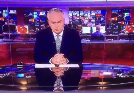 Trapas britské televize: Moderátor si v přímém přenosu čtyři minuty potichu četl.