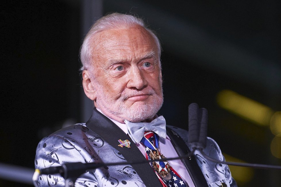 Astronaut Edwin „Buzz“ Aldrin žaluje své potomky.