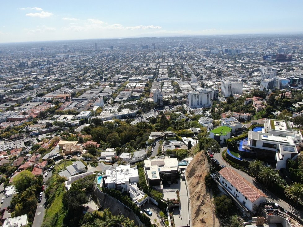 Výherce loterie Edwin Castro si pořídil luxusní dům v Hollywood Hills.