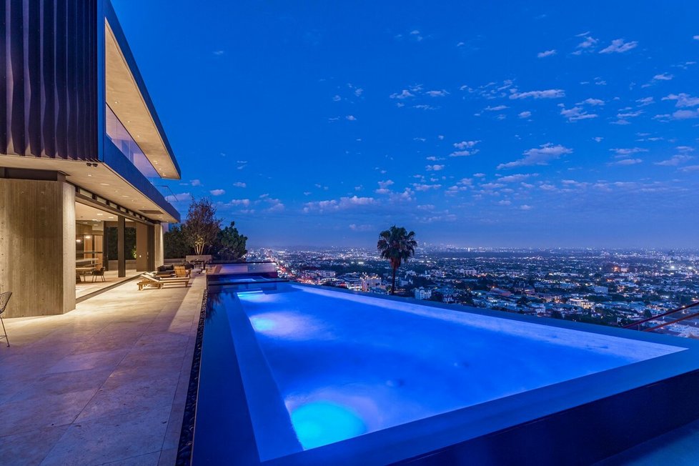 Výherce loterie Edwin Castro si pořídil luxusní dům v Hollywood Hills.