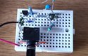 Experimentální provedení nejjednoduššího zesilovače (R4 složen ze dvou)
