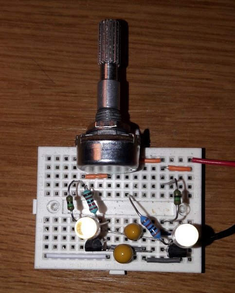 Multivibrátor s nastavitelnou střídou svitu LED diod  - provedení