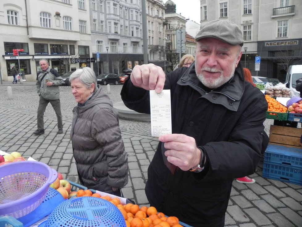 Jen zbytečné plýtvání papírem, řekli Blesku někteří zákazníci u krámků na Zelném trhu.