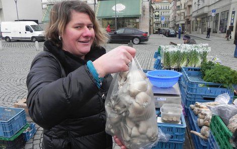 Nestíhám! Martina Tobolová se od rána u pultu s ovocem a zeleninou nezastavila. Kromě obsluhy zákazníků se prala i s EET.