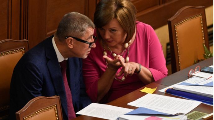 Premiér Andrej Babiš a ministryně financí Alena Schillerová při jednání sněmovny, na kterém poslanci přehlasovali senátní veto k zákonu o EET.