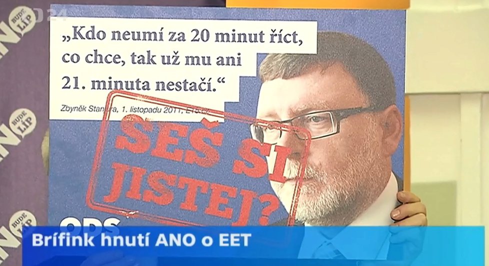 Babišovi věrní Faltýnek, Jermanová a Volný si během diskuse o EET připravili cedule, poukazující na dřívější slova opozičních politiků o obstrukcích.