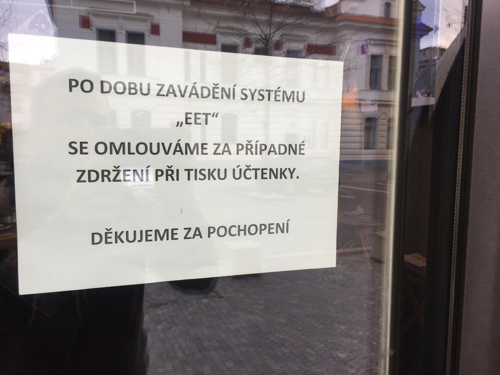 Cedule, kde se restaurace předem omlouvá za něco, co se může stát.