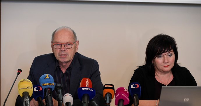 Ministr financí Ivan Pilný a náměstkyně pro daně a cla Alena Schillerová vystoupili 1. prosince v Praze na tiskové konferenci k prvnímu výročí spuštění elektronické evidence tržeb.