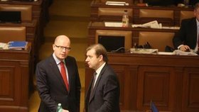 Premiér Bohuslav Sobotka a předseda poslanců ČSSD Roman Sklenák  při jednání o EET