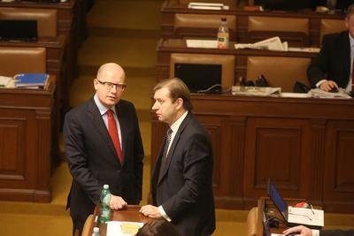 Premiér Bohuslav Sobotka a předseda poslanců ČSSD Roman Sklenák ve středu při jednání o EET.