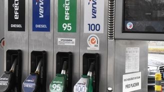 Benzin stojí v Česku nejméně od poloviny dubna, zlevnila i nafta