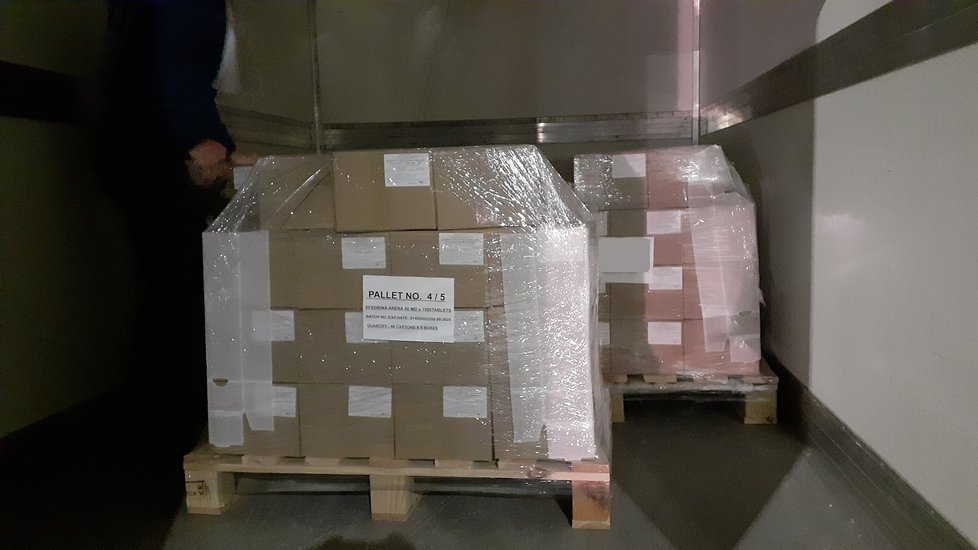 Jihomoravští celníci zadrželi dodávku, která vezla tři miliony tablet s efedrinem, šlo by z nich vyrobit 80 kilo pervitinu.