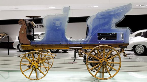 Nejstarší dochovaný vůz Ferdinanda Porscheho v muzeu značky připomíná její elektrickou historii