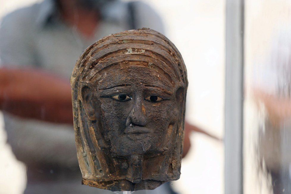 Nejpůsobivějším objevem je starožitná maska zdobená zlatem