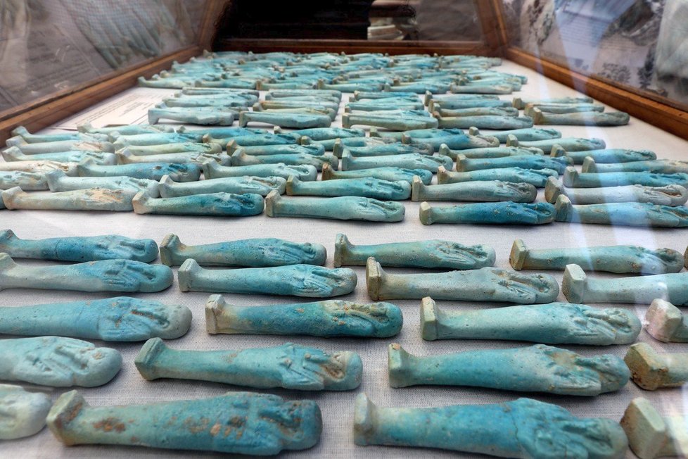 V šachtě nalezli archeologové stovky sošek a dalších předmětů