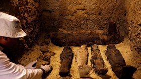 Archeologové objevili v egyptské provincii Mínjá jižně od Káhiry starověké pohřební komory, ve kterých se nachází asi 40 mumií různé velikosti i pohlaví. (2.2.2019)