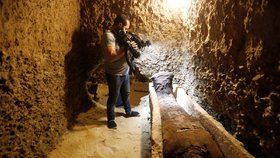 Televize odvysílá živě otevření hrobky s mumiemi. „Stihne nás kletba,“ děsí se diváci