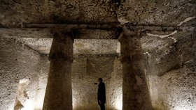 Archeologové objevili v egyptské provincii Mínjá jižně od Káhiry starověké pohřební komory, ve kterých se nachází asi 40 mumií různé velikosti i pohlaví. (2.2.2019)