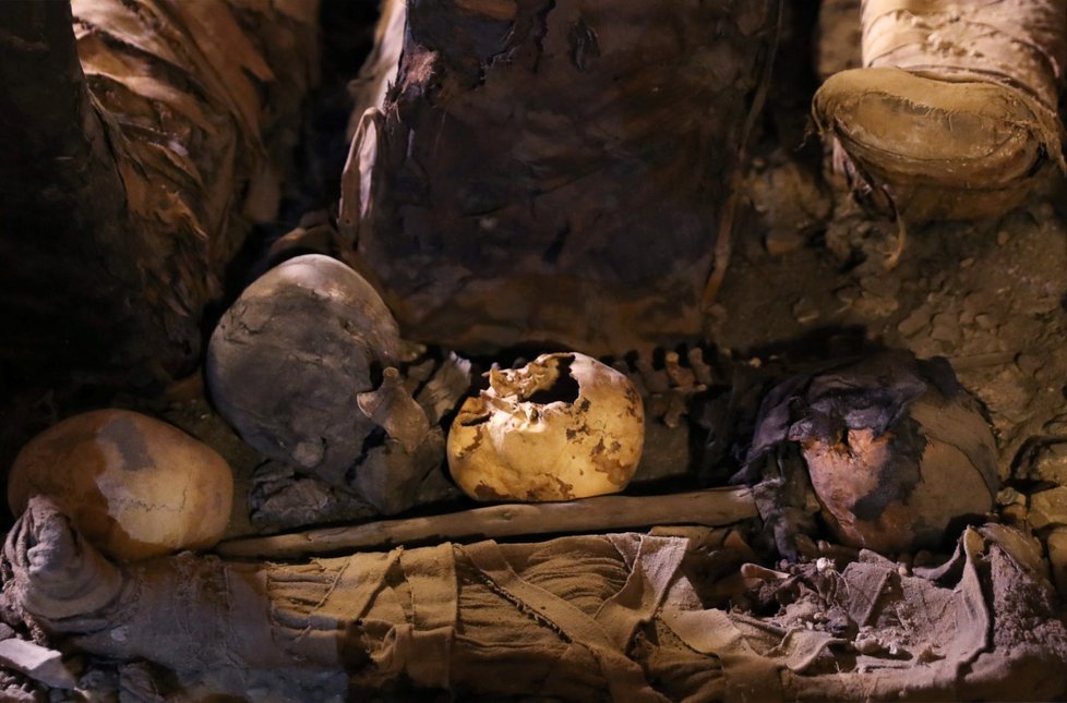 Archeologové objevili v egyptské provincii Mínjá jižně od Káhiry starověké pohřební komory, ve kterých se nachází asi 40 mumií různé velikosti i pohlaví. (2.2.2019)