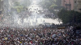 Armáda proti demonstrantům používá slzný plyn.