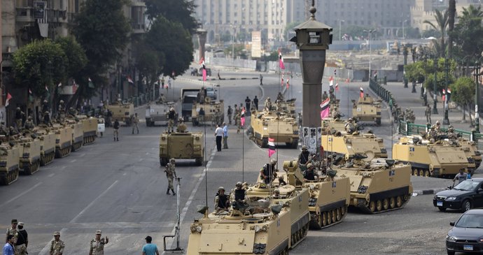 Armáda je strategicky rozmístěna v Káhiře.