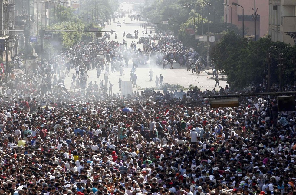 Armáda proti demonstrantům používá slzný plyn.