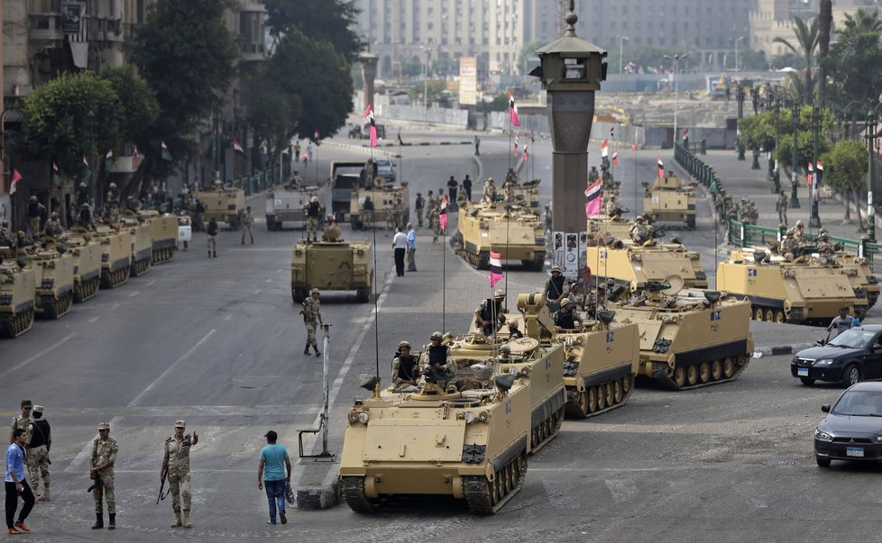 Armáda je strategicky rozmístěna v Káhiře.