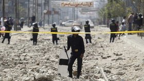 Silnice "jako" po výbuchu: Egyptská policie hlídá místo atentátu na ministra vnitra