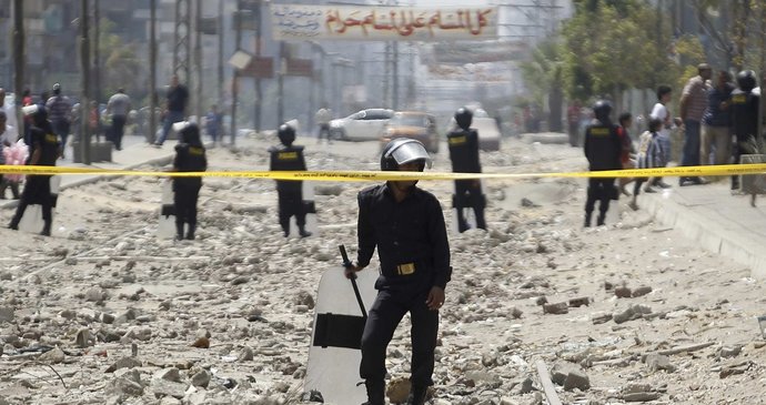 Silnice "jako" po výbuchu: Egyptská policie hlídá místo atentátu na ministra vnitra