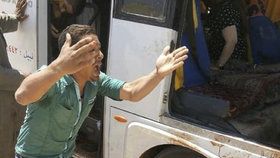 Nejméně sedm mrtvých a 14 zraněných si vyžádal útok na autobus s příslušníky egyptské křesťanské menšiny u koptského kláštera v Egyptě.