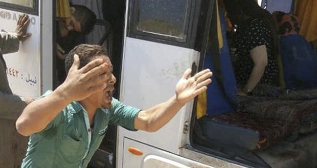 Nejméně sedm mrtvých a 14 zraněných si vyžádal útok na autobus s příslušníky egyptské křesťanské menšiny u koptského kláštera v Egyptě.