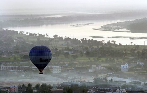 Vyhlídkový balon nad krajinou kolem Nilu.