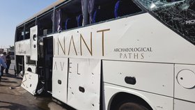 Pravěpodobně bomba zasáhla v neděli odpoledne autobus plný turistů poblíž pyramid v egyptské Gíze. (19.5.2019)